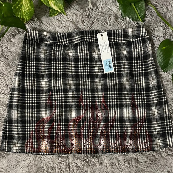 ✨SALE ✨ NWT 🔥 LF Flame Plaid Skirt - Picture 4 of 7